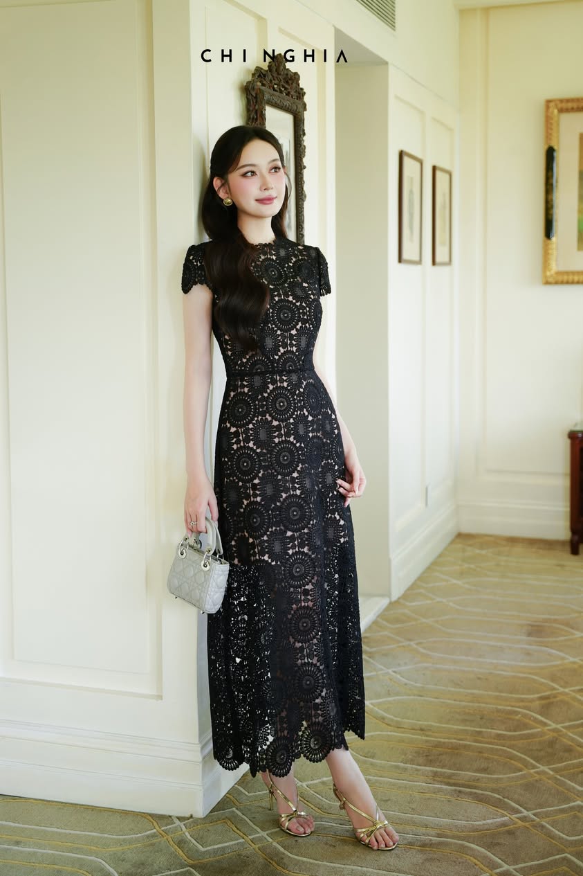 Đầm ren tay ngắn màu đen