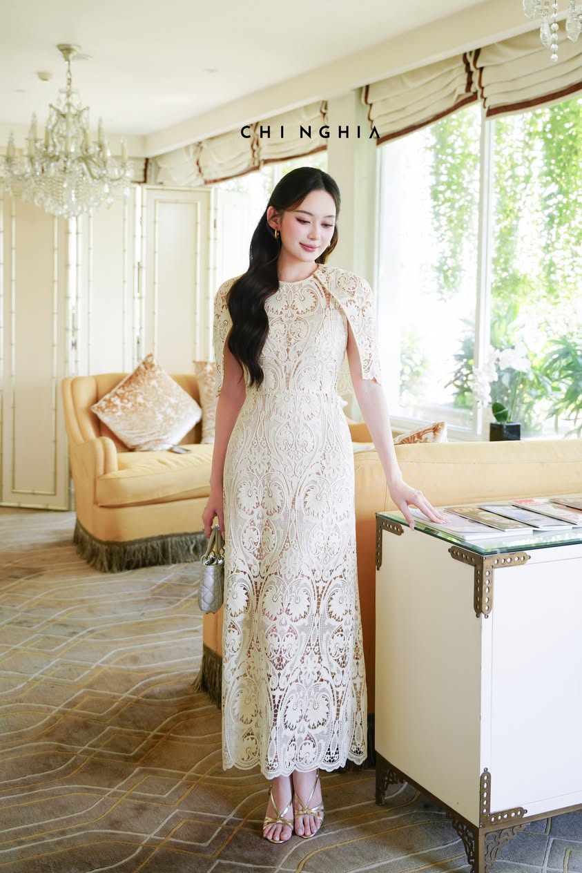 Đầm cape ren màu kem