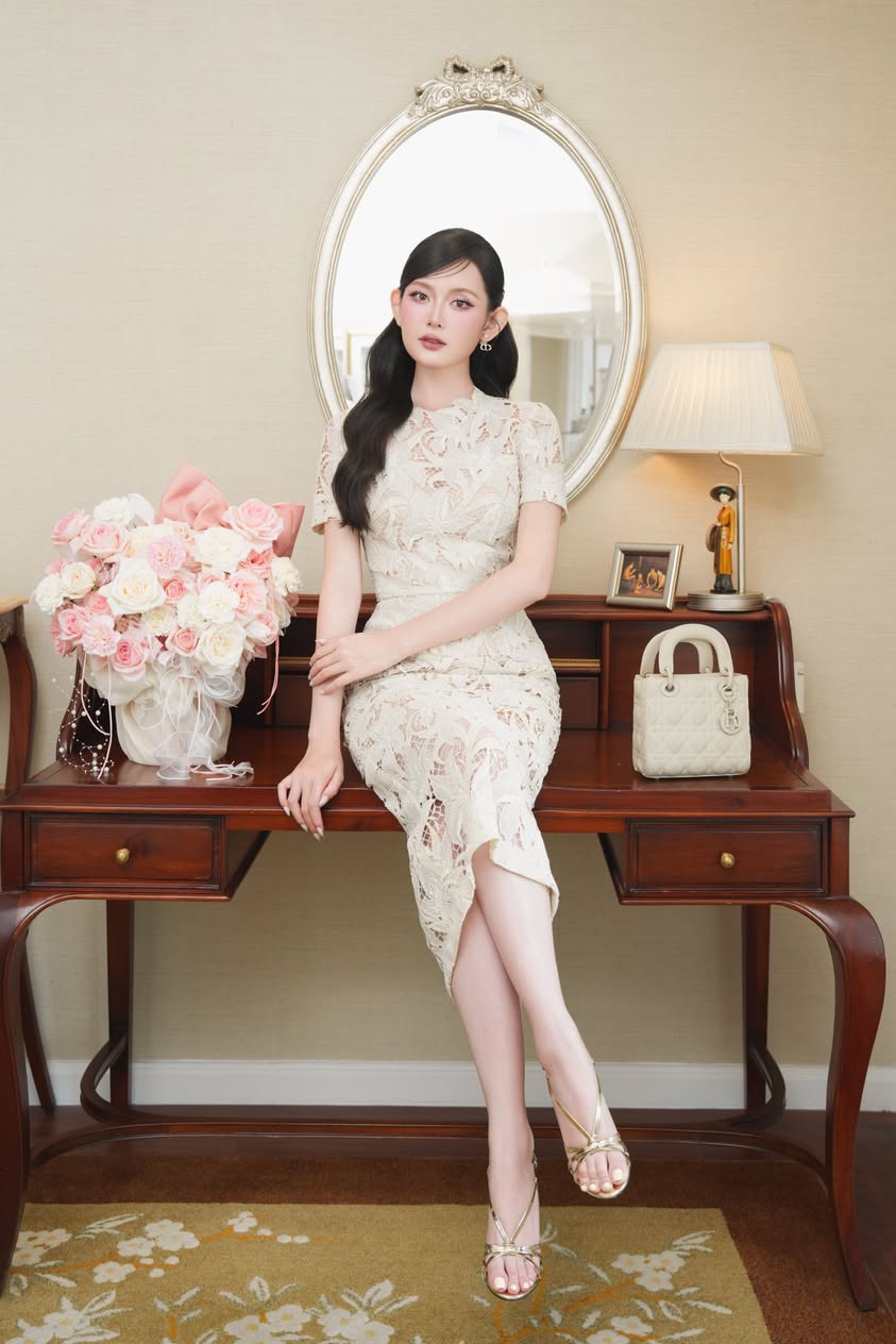 Đầm ren hoa tay ngắn màu kem