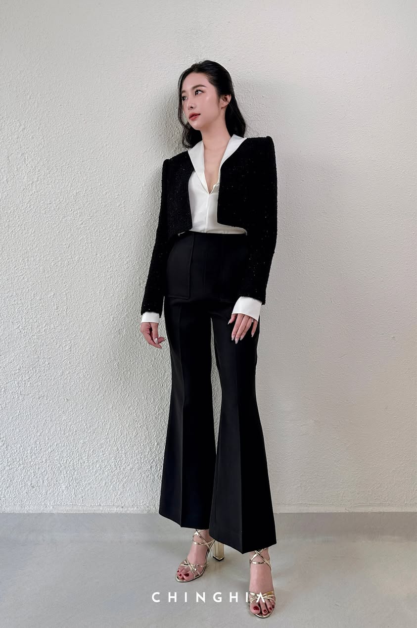 Bộ vest đen phối áo sơ mi trắng cổ V