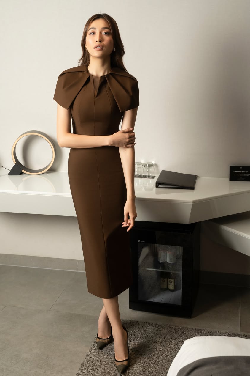 Đầm nâu cổ V tay cape