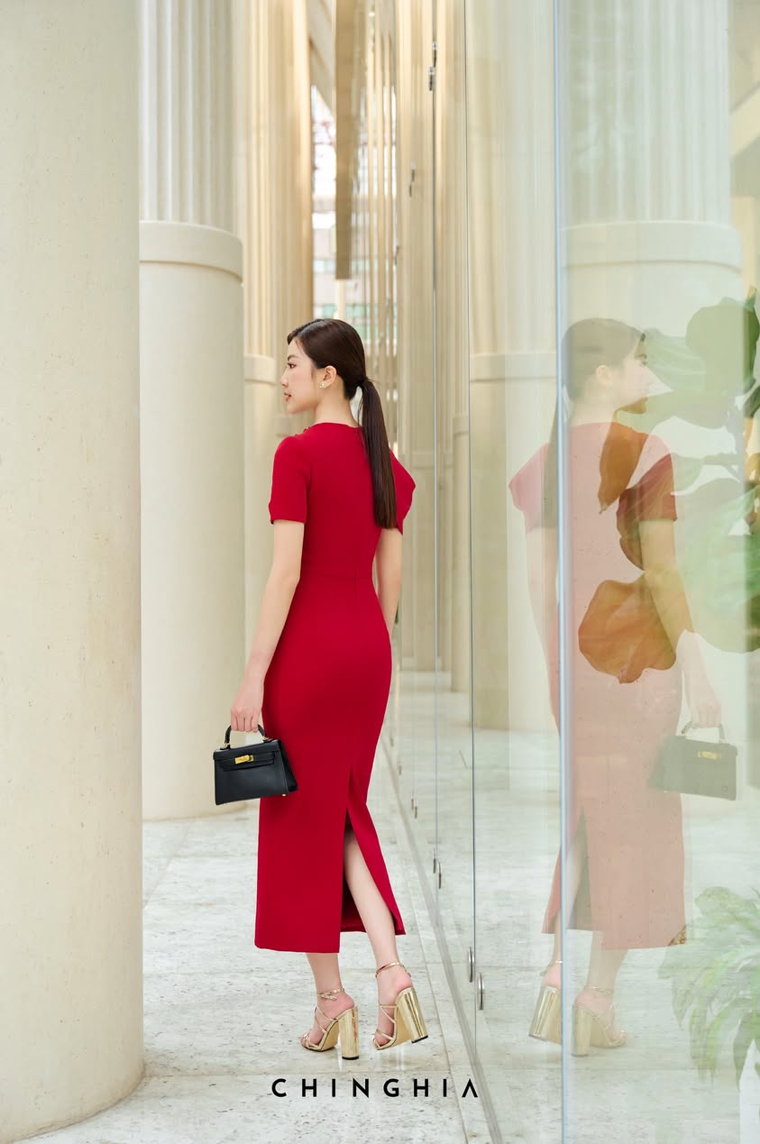 Đầm đỏ tay phồng đính kết cổ