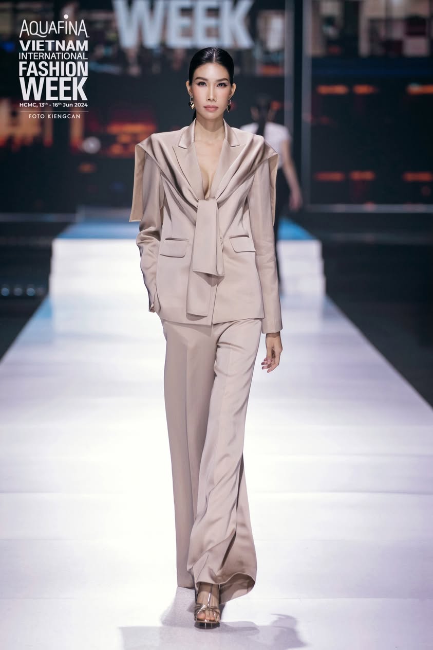 Bộ vest màu be kèm khăn cổ