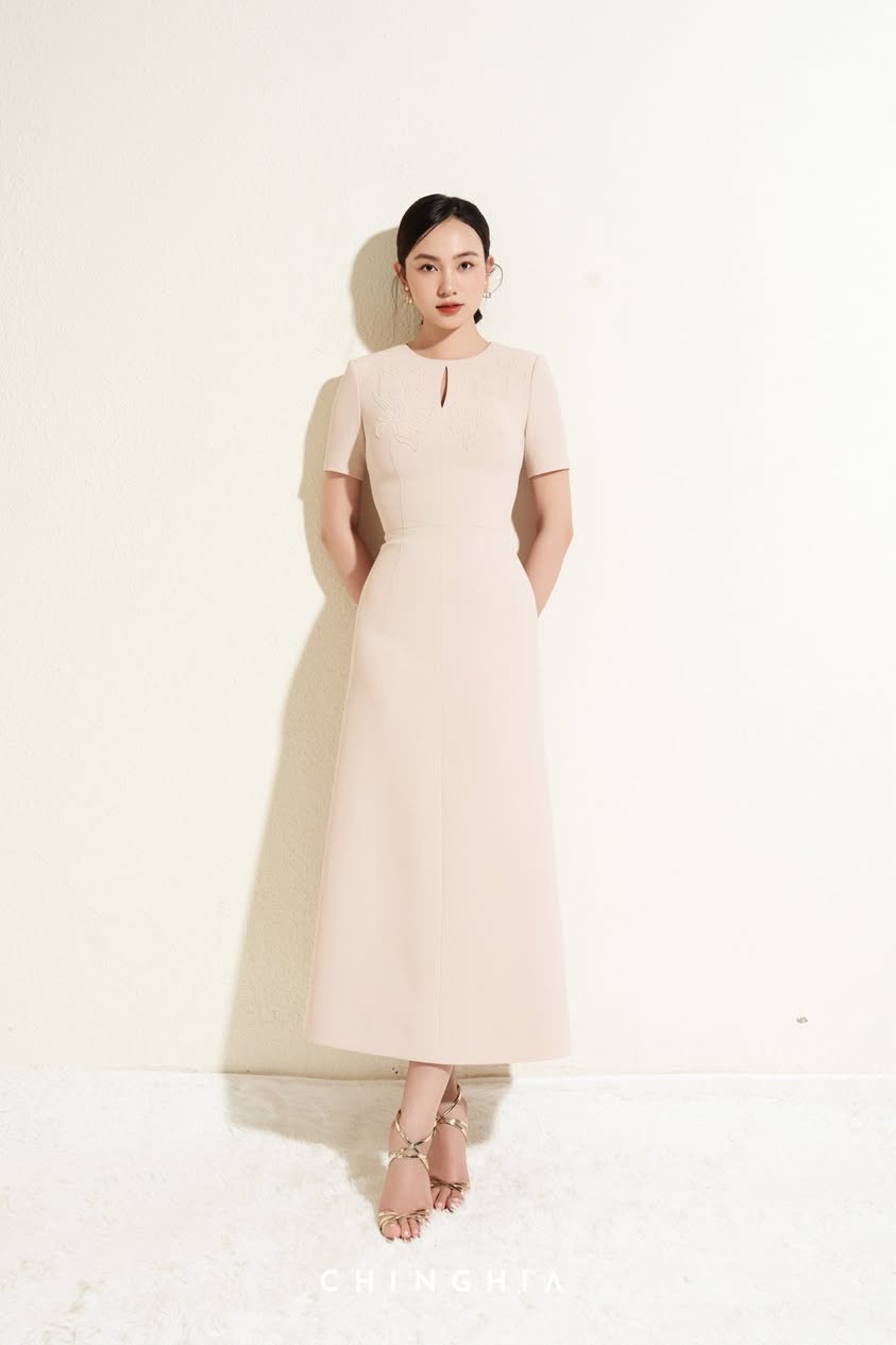 Đầm chữ A màu kem cổ xẻ