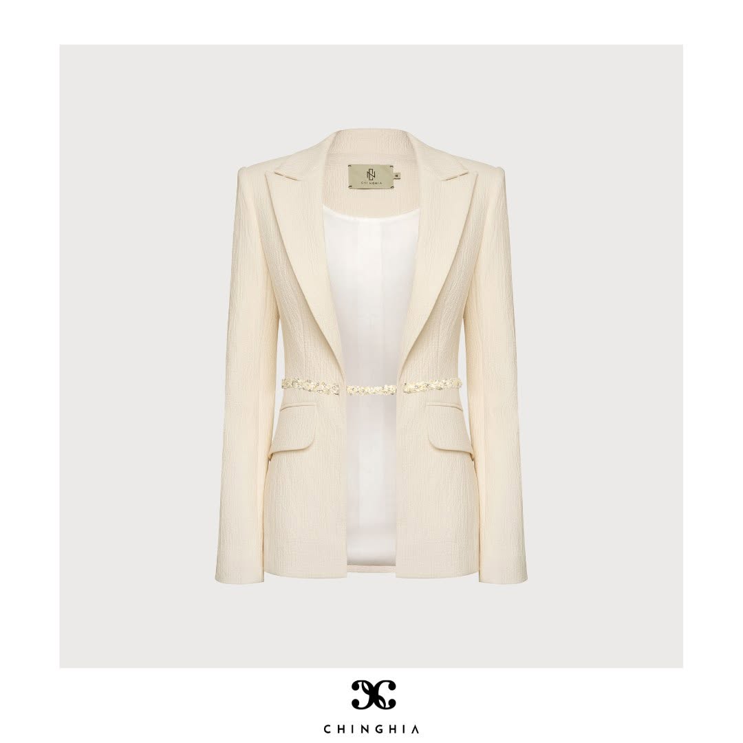 Áo blazer màu kem đính kết
