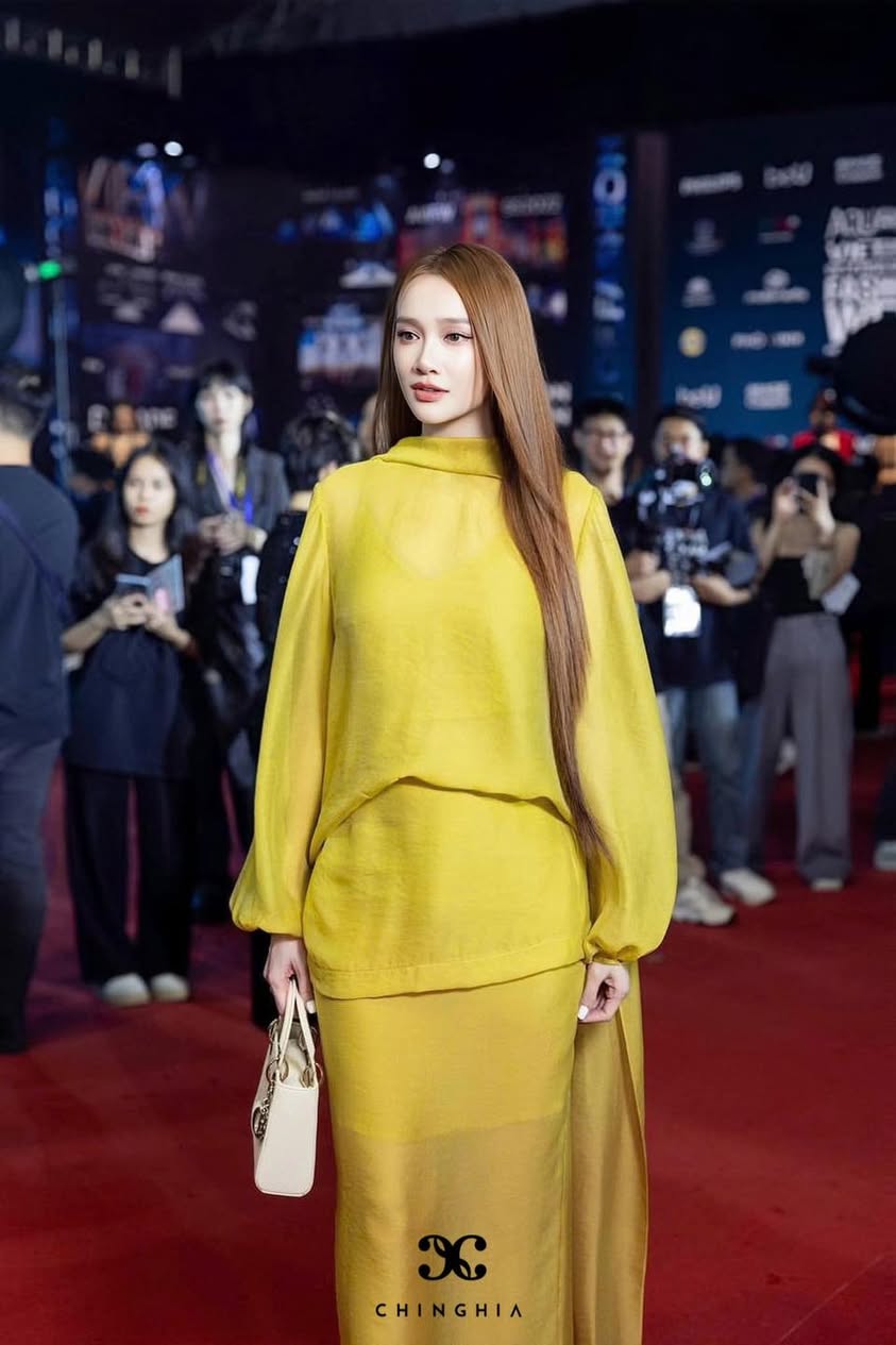 Bộ phối cổ choàng màu vàng