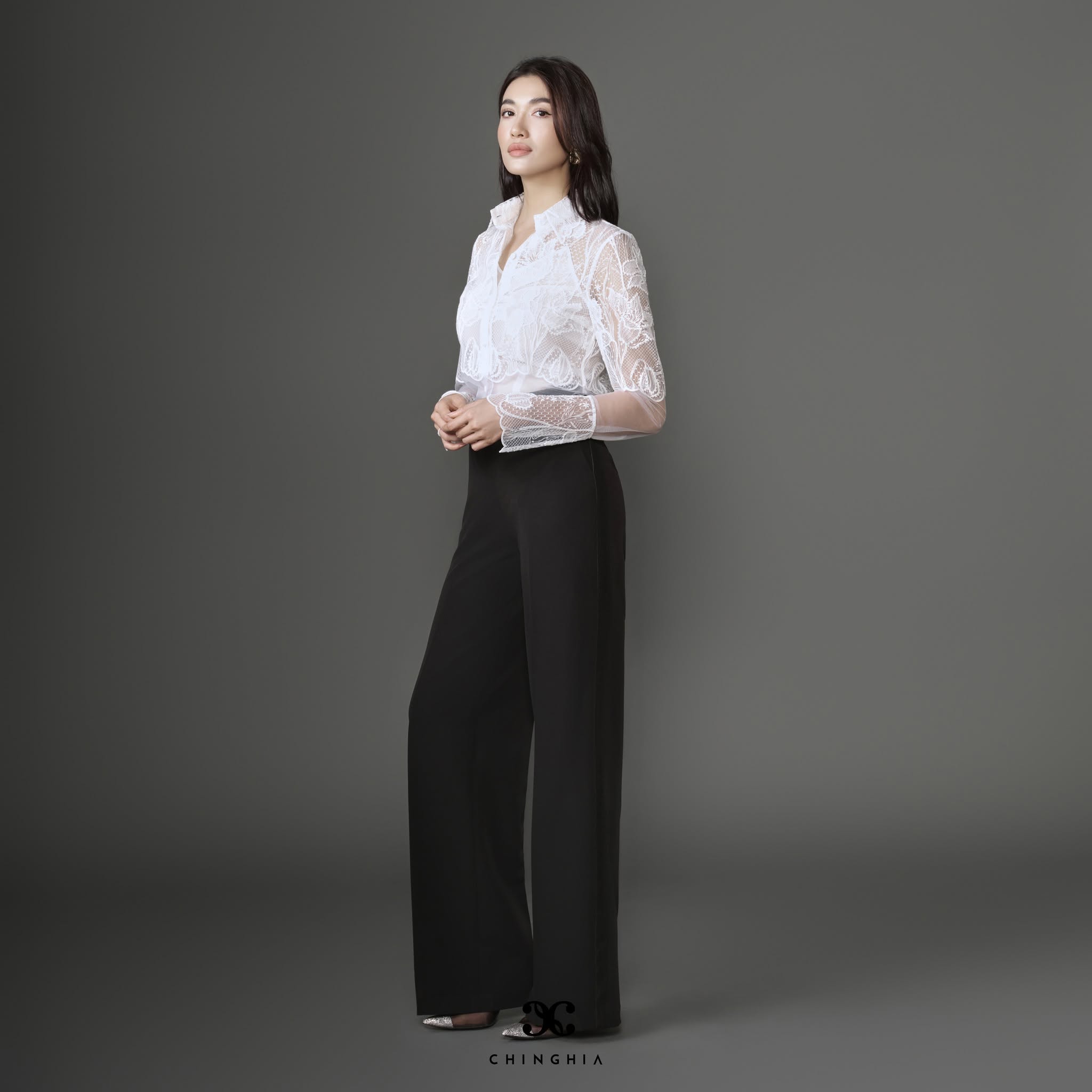 Áo sơ mi ren trắng phối quần đen