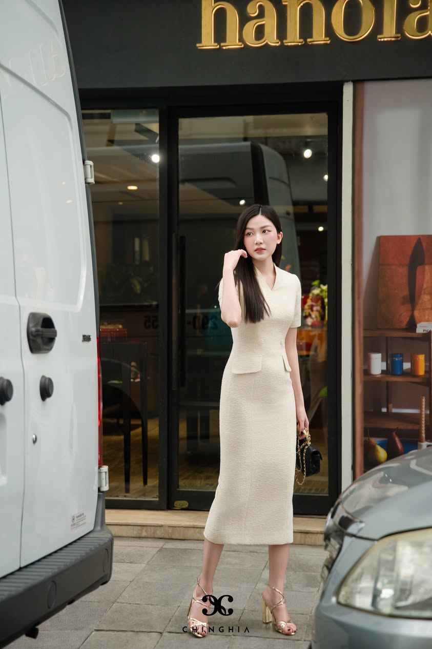 Đầm màu kem nhấn túi eo