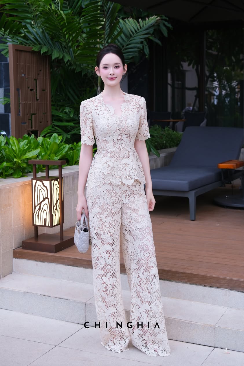 Áo ren cổ V phối quần suông màu kem be