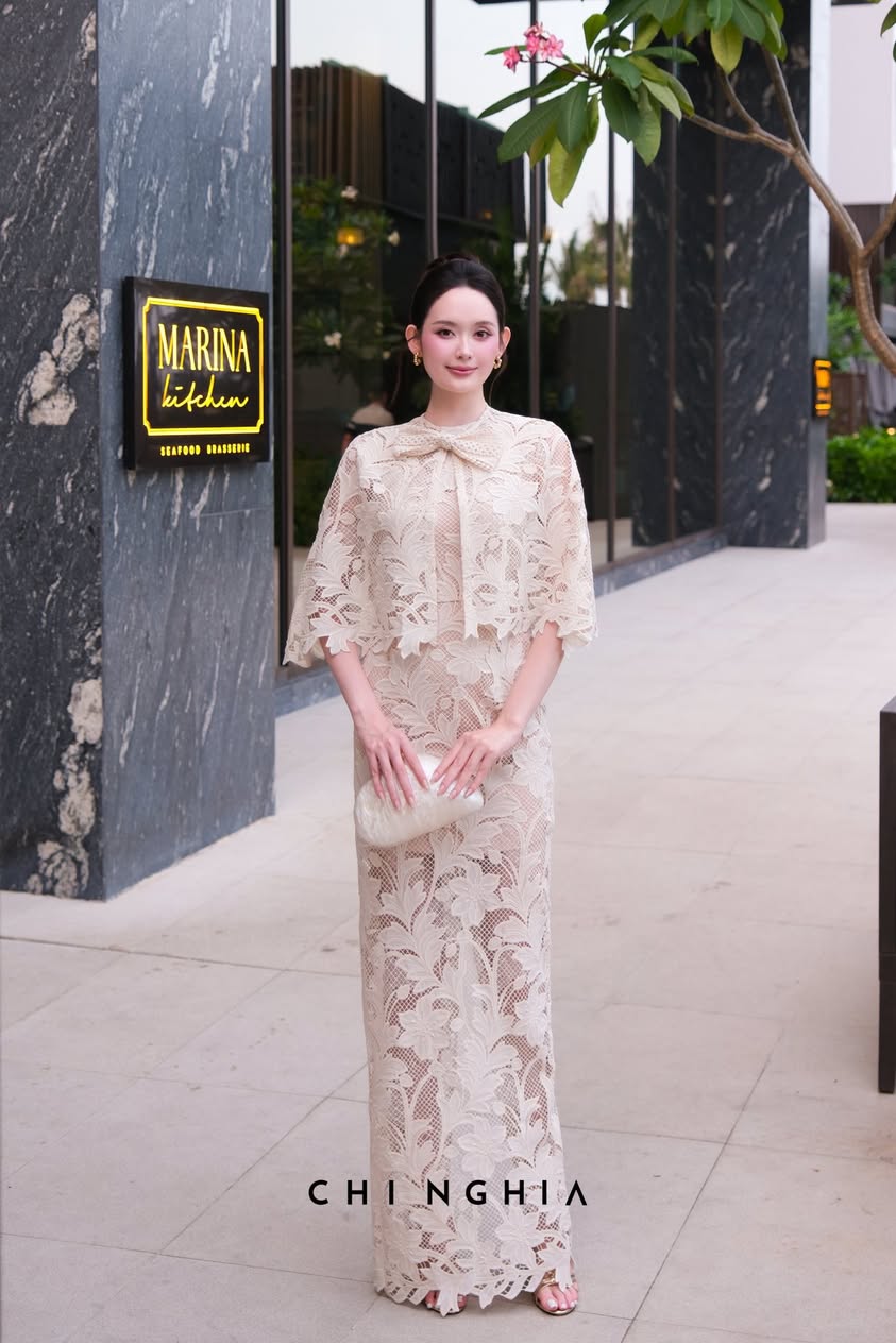 Đầm ren kèm cape thắt nơ