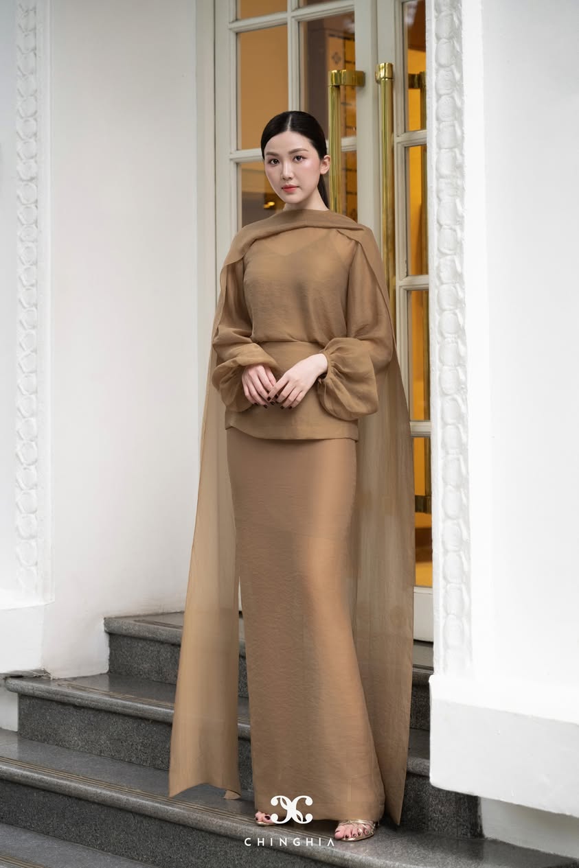 Áo cổ đổ phối chân váy màu nâu