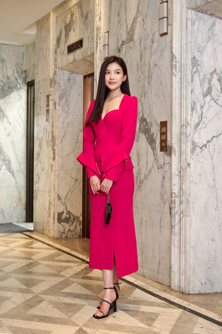 Áo vest phối chân váy hồng fuchsia
