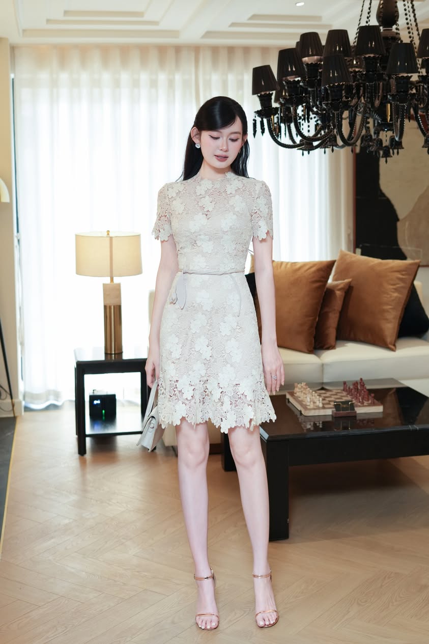 Đầm ren ngắn viền bèo màu kem