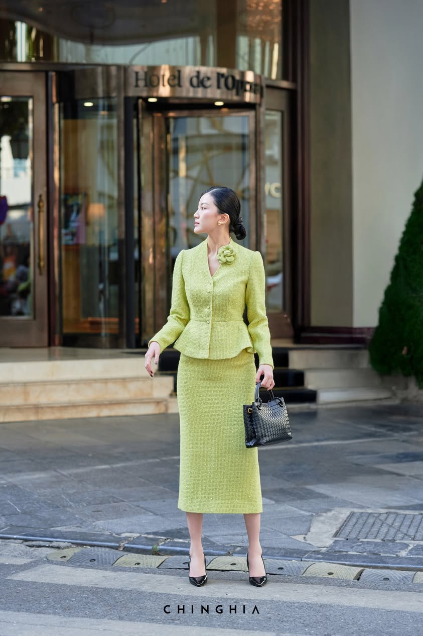Áo khoác phối chân váy xanh lá