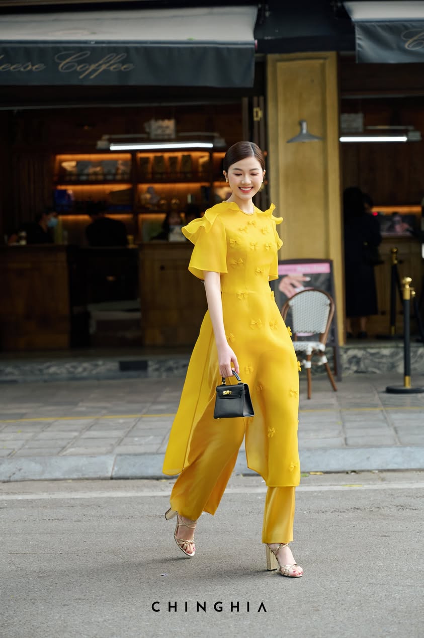 Áo dài tay bèo màu vàng