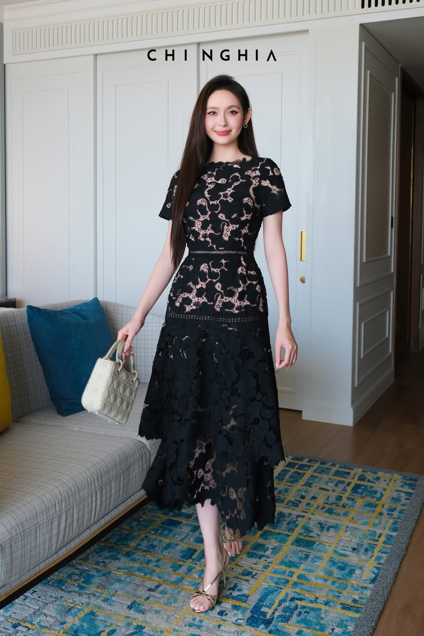 Đầm ren hoa dáng xòe màu đen
